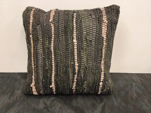 Coussin en cuir noir tressé